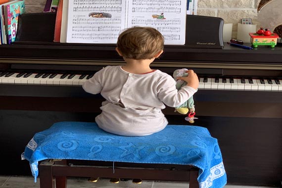 enfant qui joue du piano